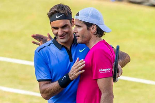 Federer thua sốc trong ngày tái xuất